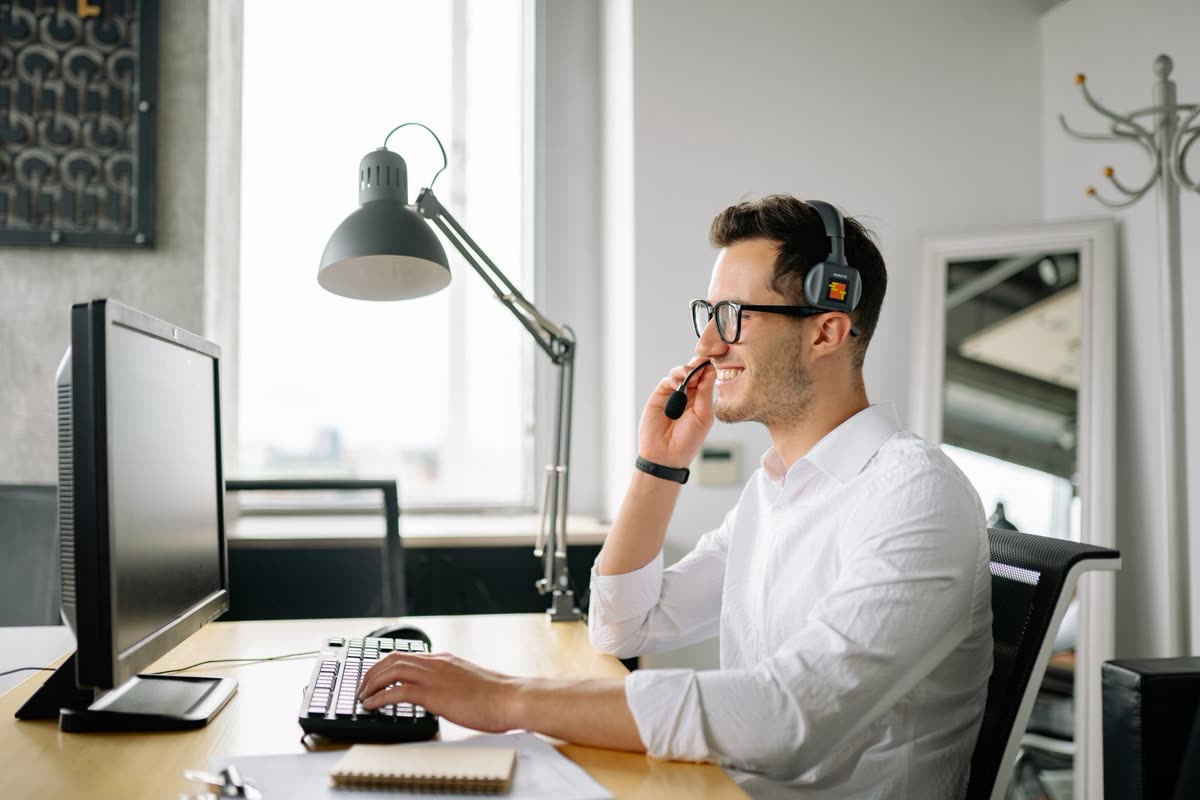 Agente de Full Energía sonriendo con auriculares