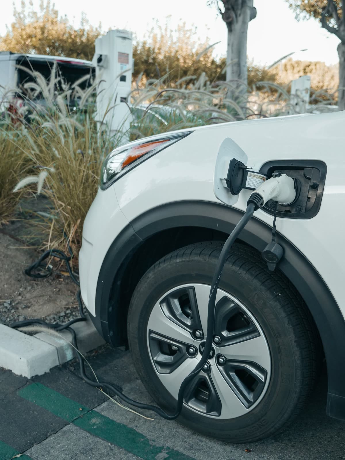 Coche eléctrico cargando en casa