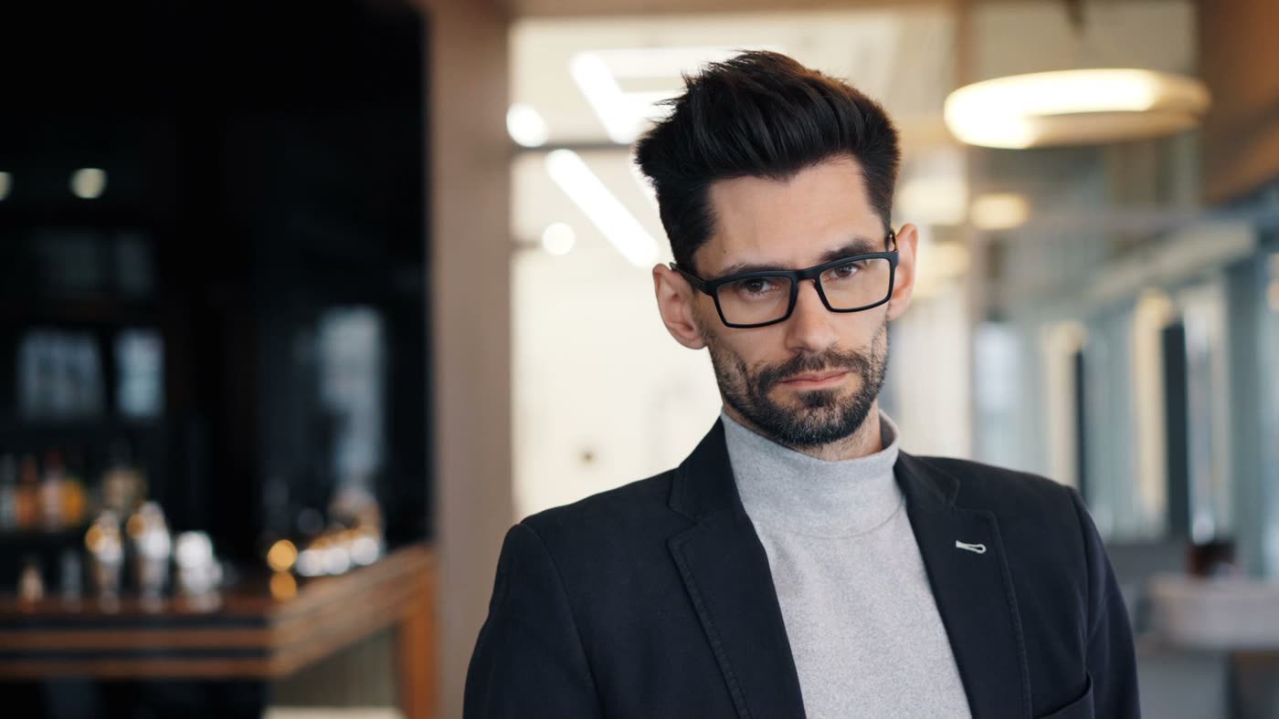 Empresario con gafas en una oficina moderna