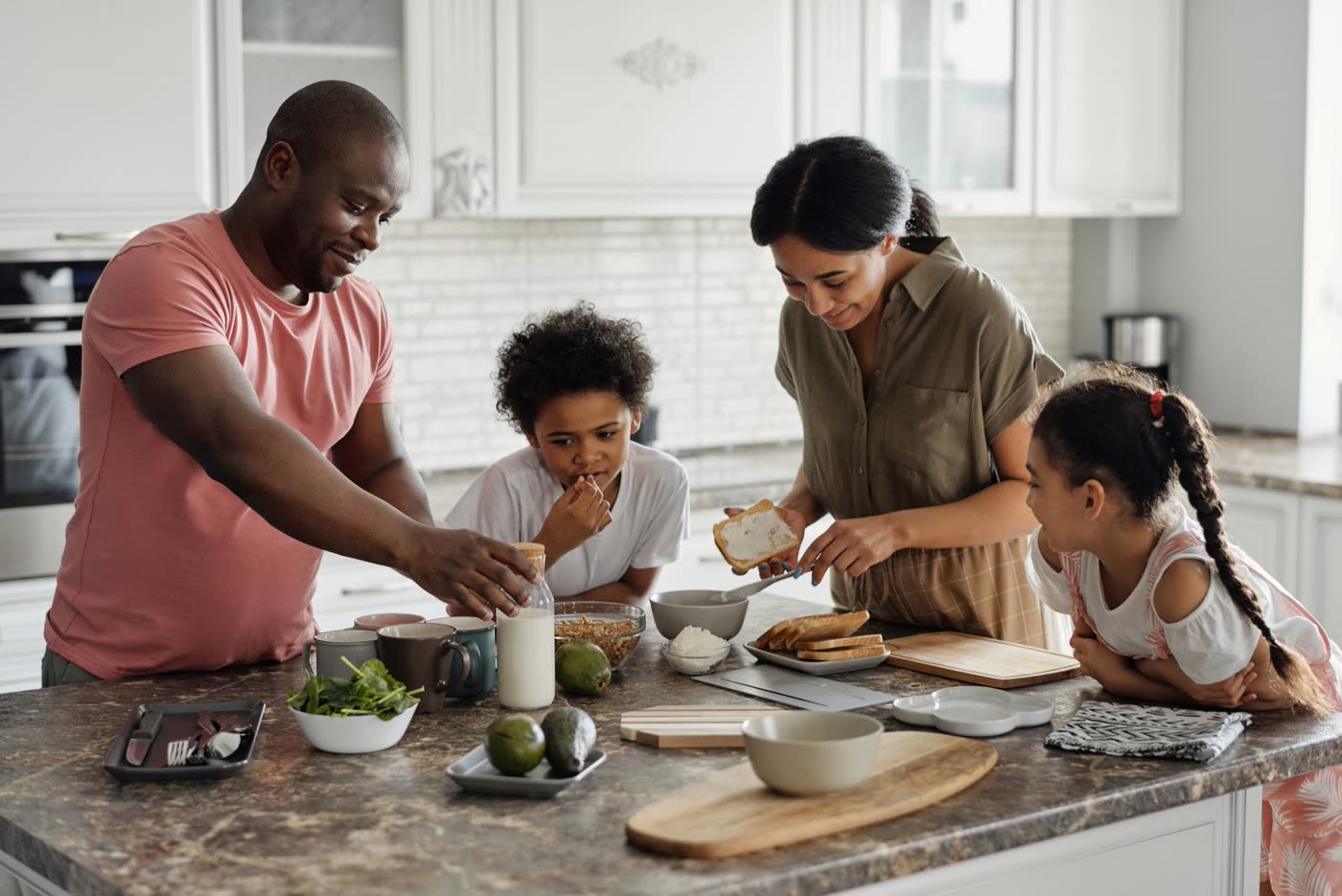 Familia preparando el desayuno en una cocina luminosa