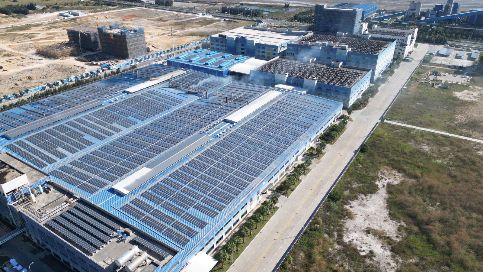 Nave industrial con cubierta fotovoltaica vista desde el aire