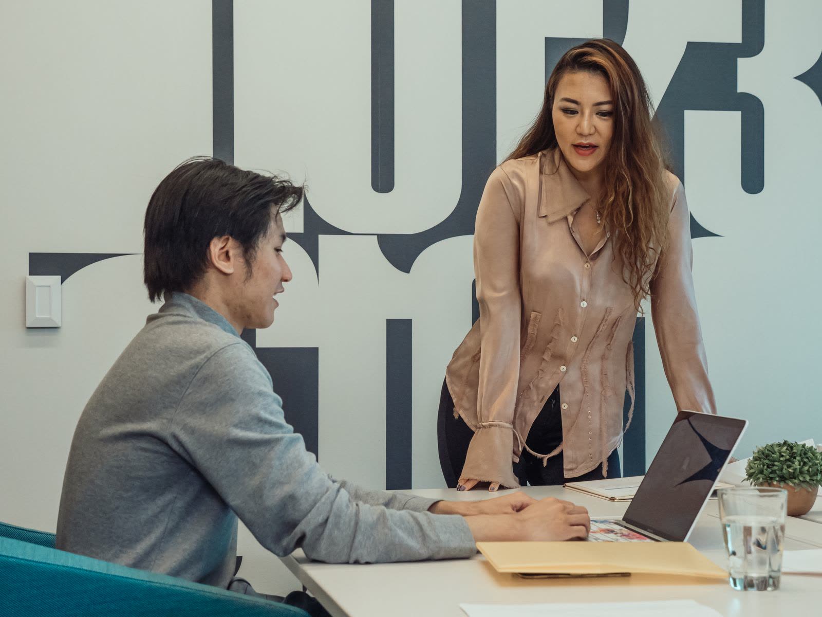 Dos personas revisando una propuesta en una oficina