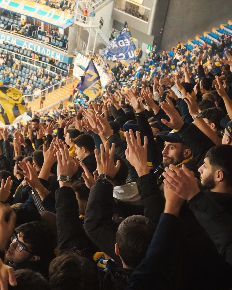 Afición animando en un estadio