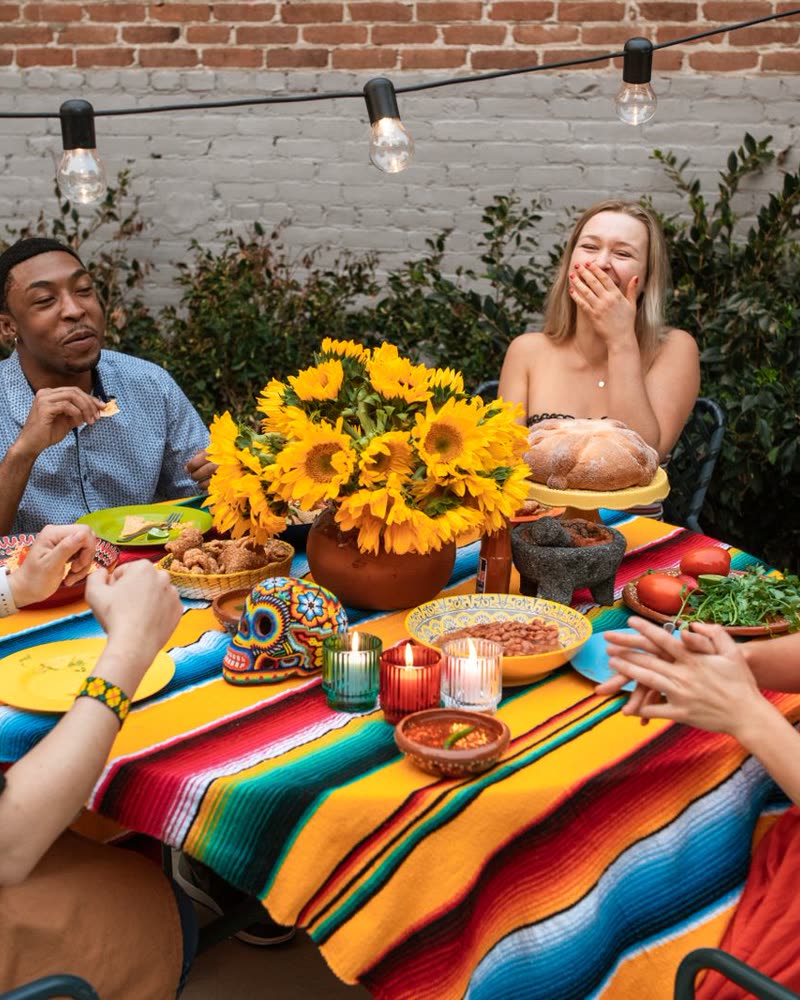 Amigos riendo en una cena al aire libre