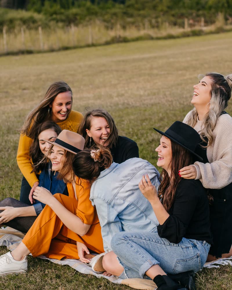 Grupo de amigas riendo en un picnic