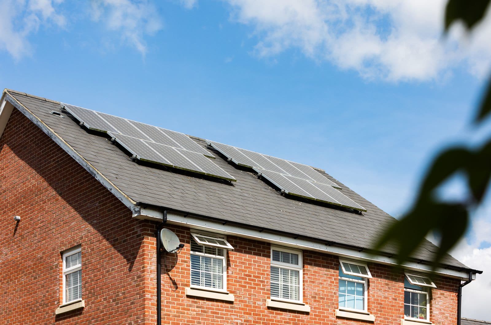 Tejado de una casa con placas solares
