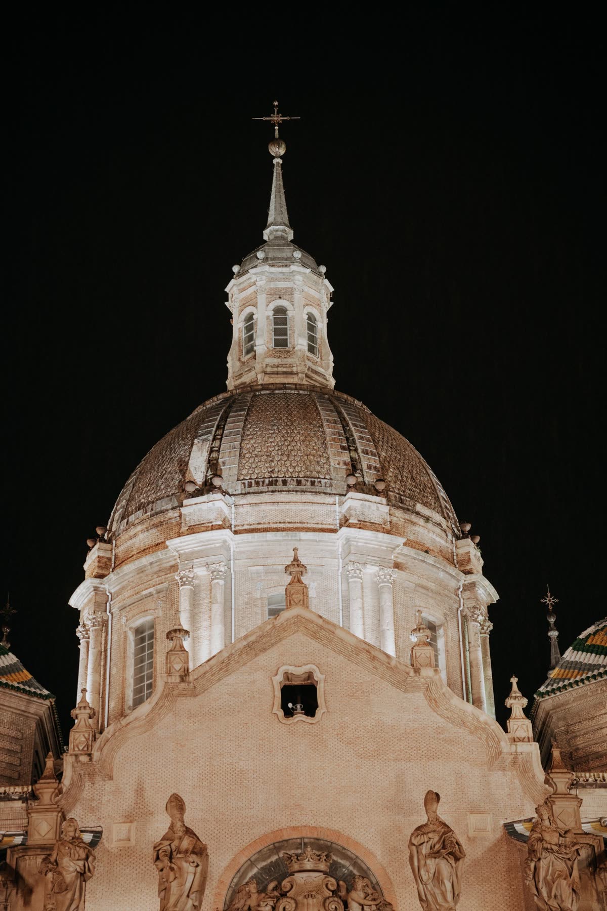 Basílica del Pilar de Zaragoza iluminada de noche